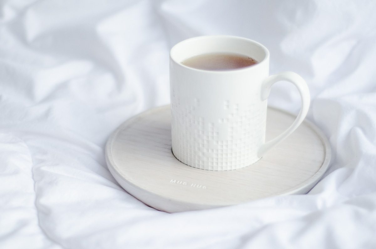 MUG HUG jako podstawka pod kubek do łóżka i na kanapę
